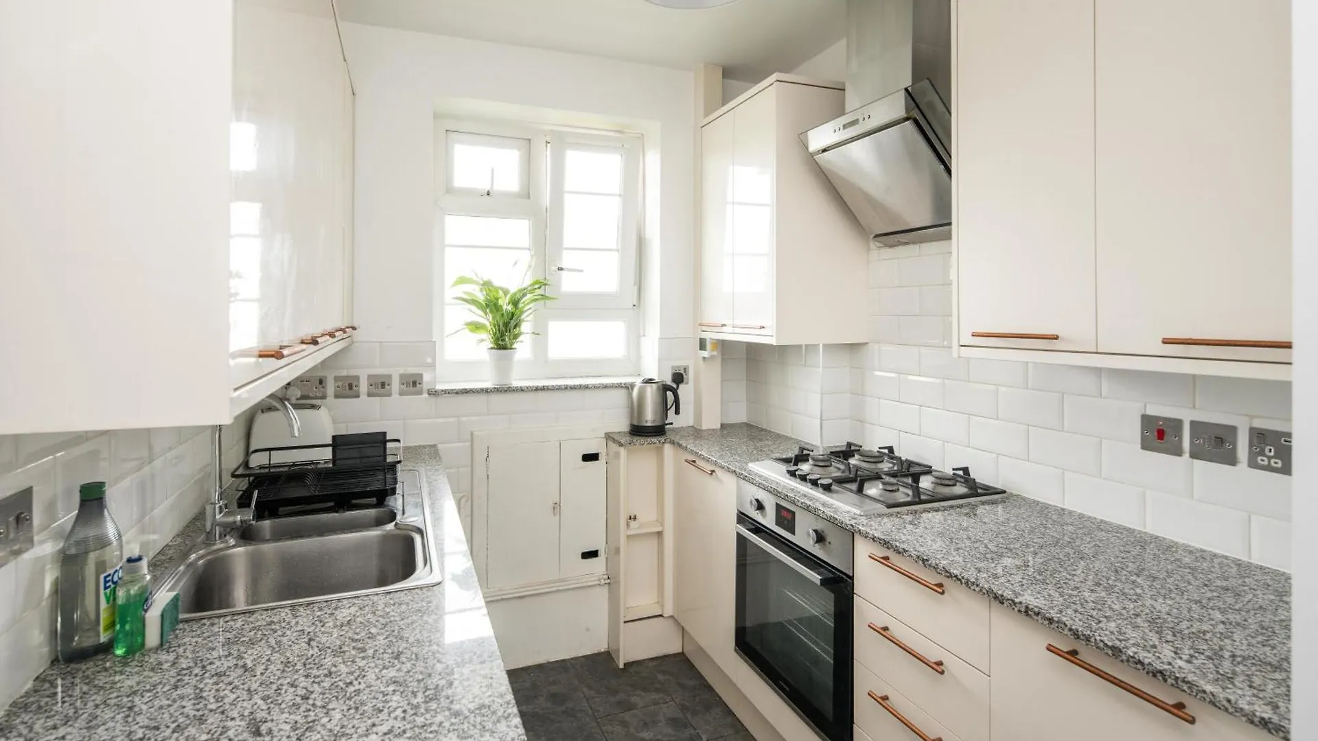 Stylish 2Bd Flat With Balcony Near Stepney Green London 0*,