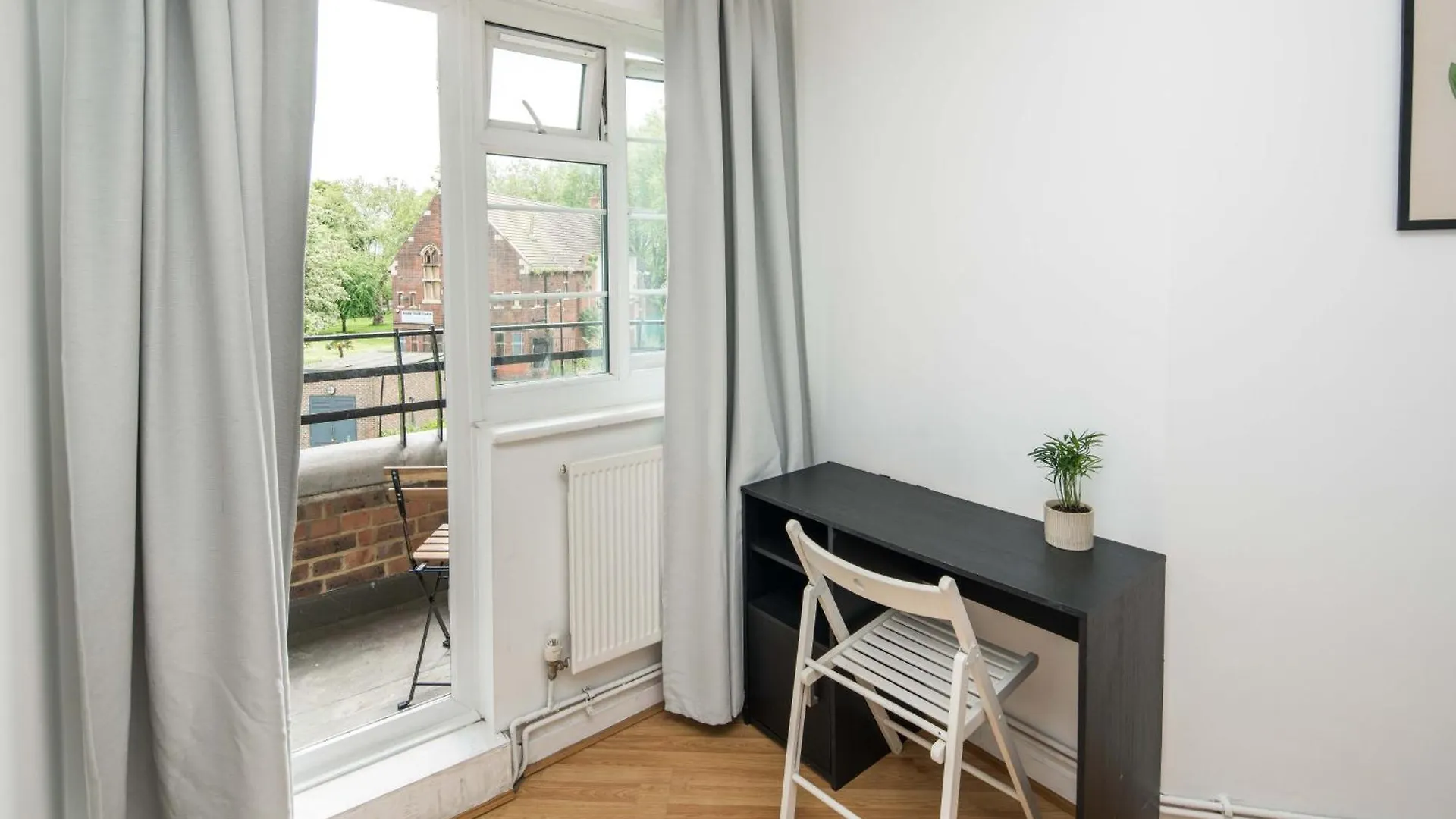 Stylish 2Bd Flat With Balcony Near Stepney Green contacts