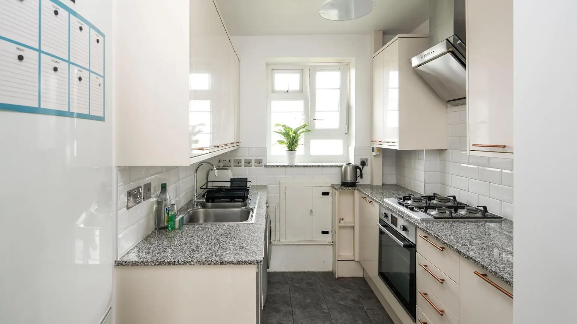 Stylish 2Bd Flat With Balcony Near Stepney Green London Apartment